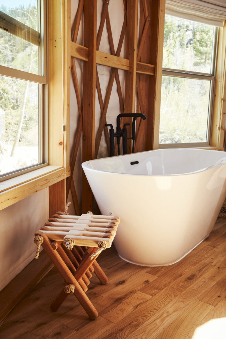 Standing bath tub with view of nature