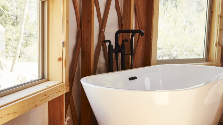 Standing bath tub in cabin guest room