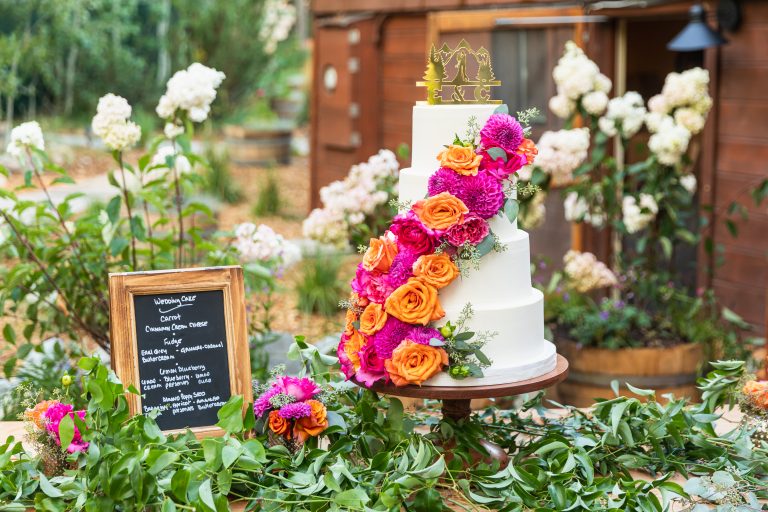 wedding cake deco with beautiful flowers