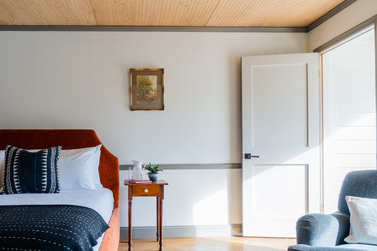 Bright guestroom with lots of light